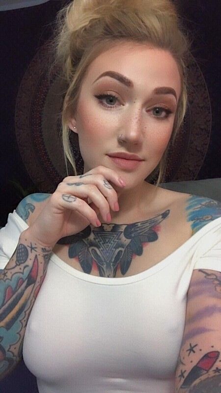 Fotos de loira gostosa tatuada nua